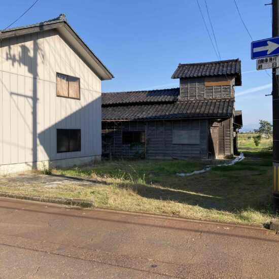  土地：燕市杣木｜約124坪 全面道路消雪パイプ完備 既存車庫有 敷地南側畑や庭に最適 スーパー 小学校近く 利便性良好