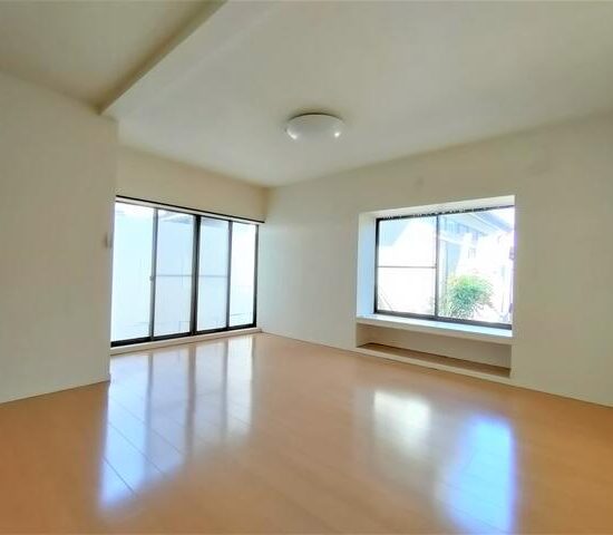 住宅：長岡市中之島｜4LDK 即入居可 インナーガレージが魅力 対面キッチン 庭付 利便性良好