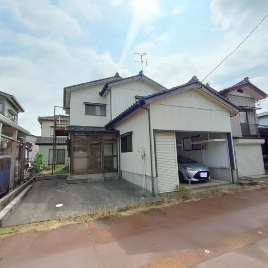 住宅：長岡市中之島｜4LDK 即入居可 インナーガレージが魅力 対面キッチン 庭付 利便性良好