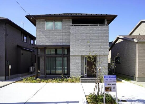 建売：長岡市川崎3｜3-4人向け 「蔵のある家」遊び心くすぐる1.5階からの採光 リビング空間天井高2.5m 対面キッチンでの時間は毎日の至福の時